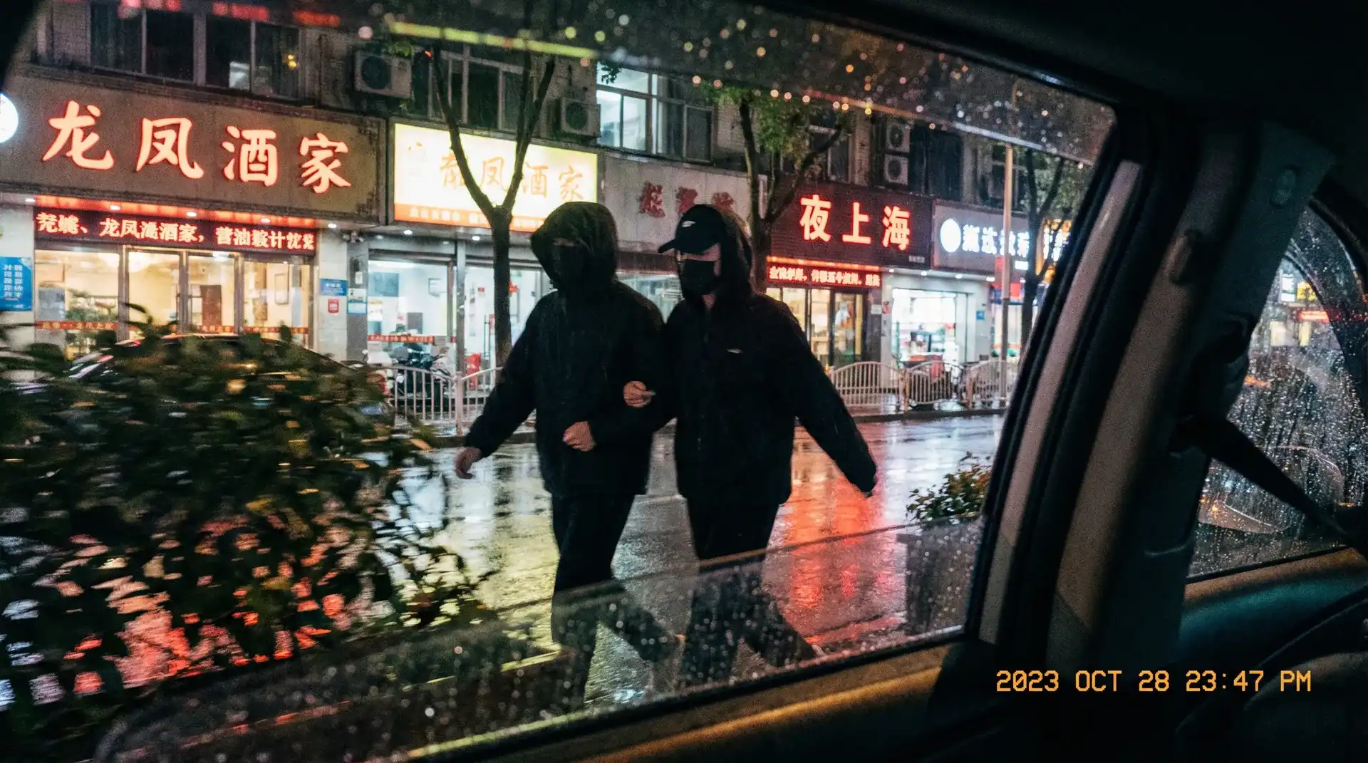 曲栅栅个人资料 - 顶流明星深夜密会现场抓拍照片